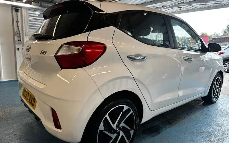 Used Hyundai i10 Premium 67 HP (49 kW) 2023 White Hatchback