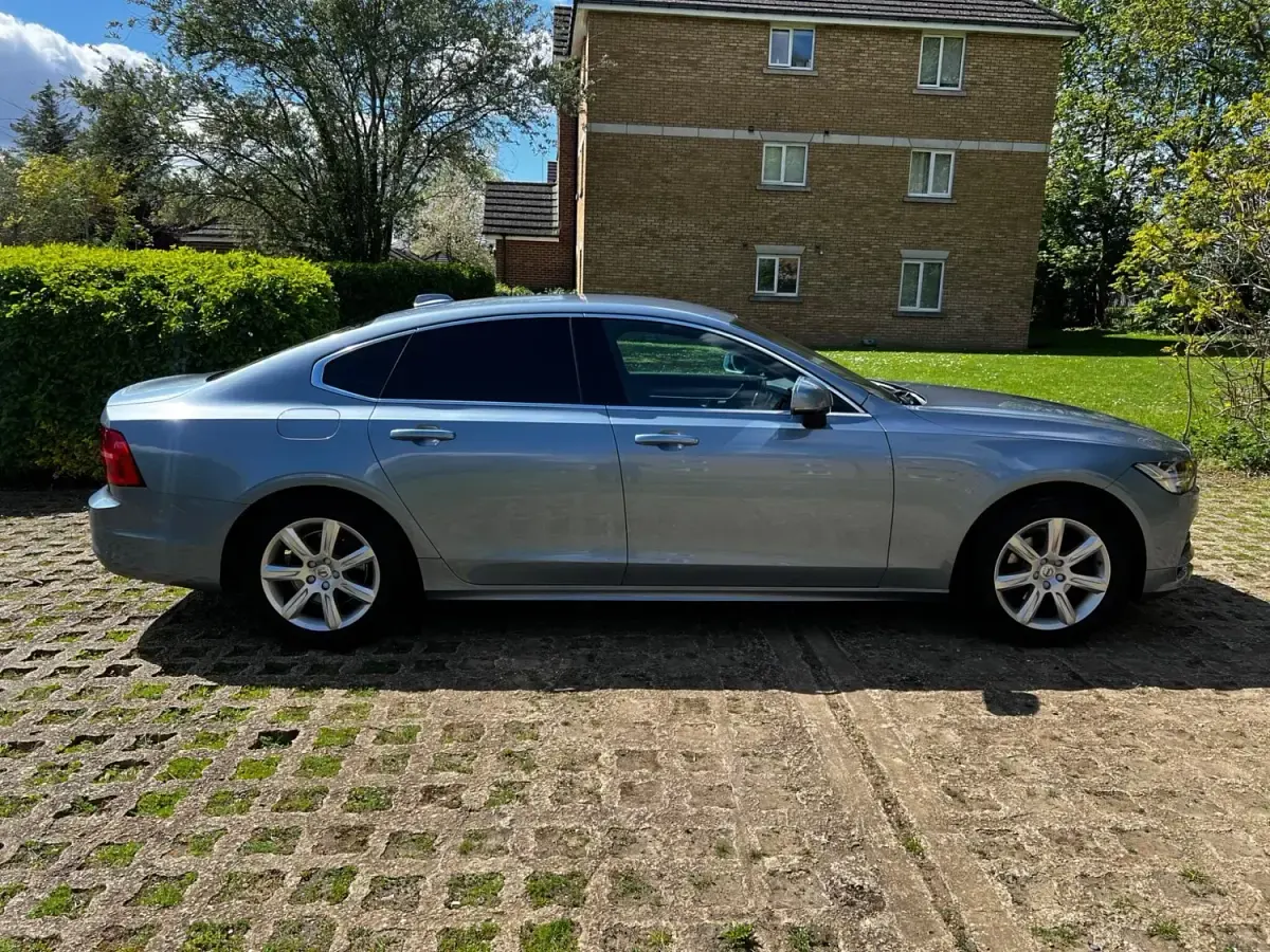 Usado Volvo S90 Momentum 190 HP (139 kW) 2019 Azul Sedan