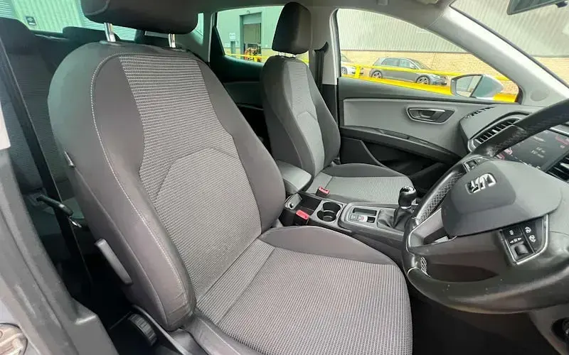 Used Seat Leon SE Dynamic 116 HP (85 kW) 2019 Silver Hatchback
