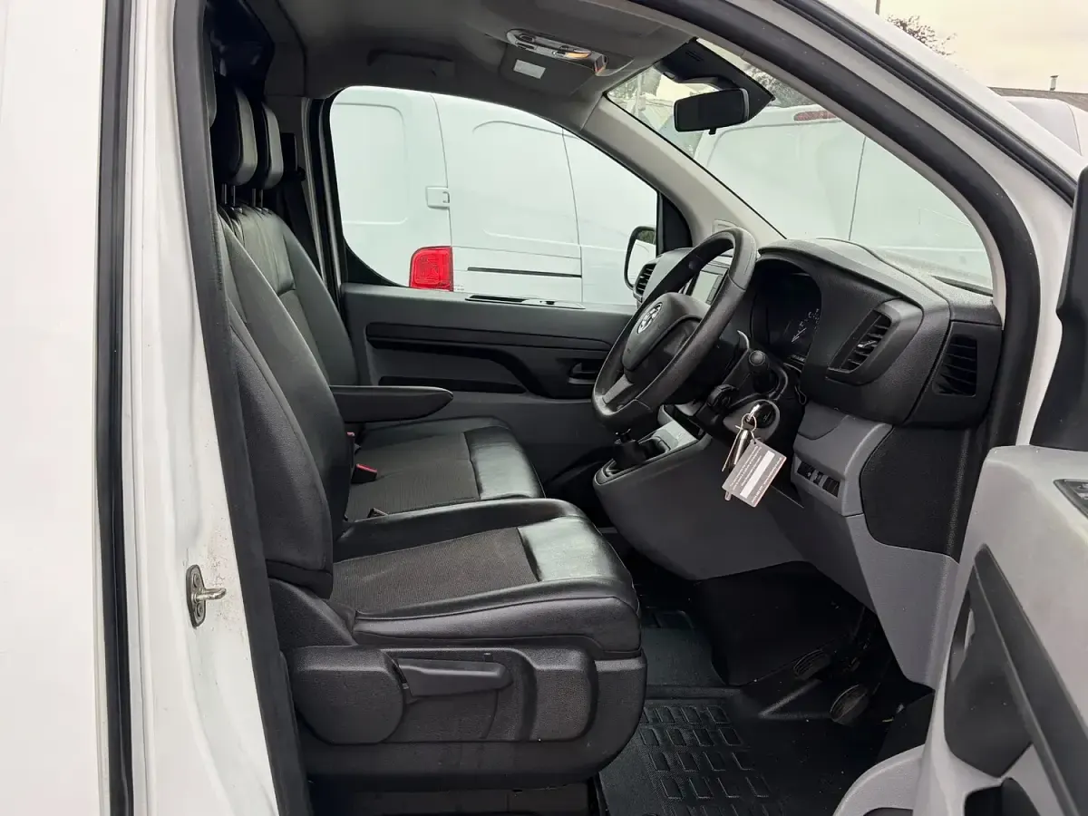 Used Vauxhall Vivaro 100 HP (73 kW) 2022 White MPV