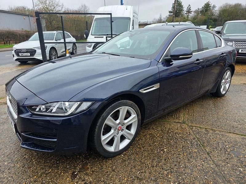 Begagnad Jaguar XE Portfolio 180 HK (132 kW) 2016 Blå Sedan