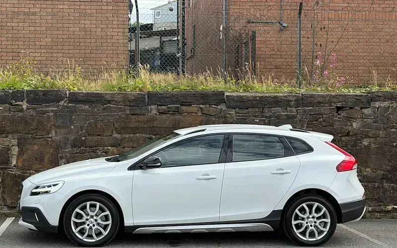 Used Volvo V40 Pro 120 HP (88 kW) 2018 Hatchback