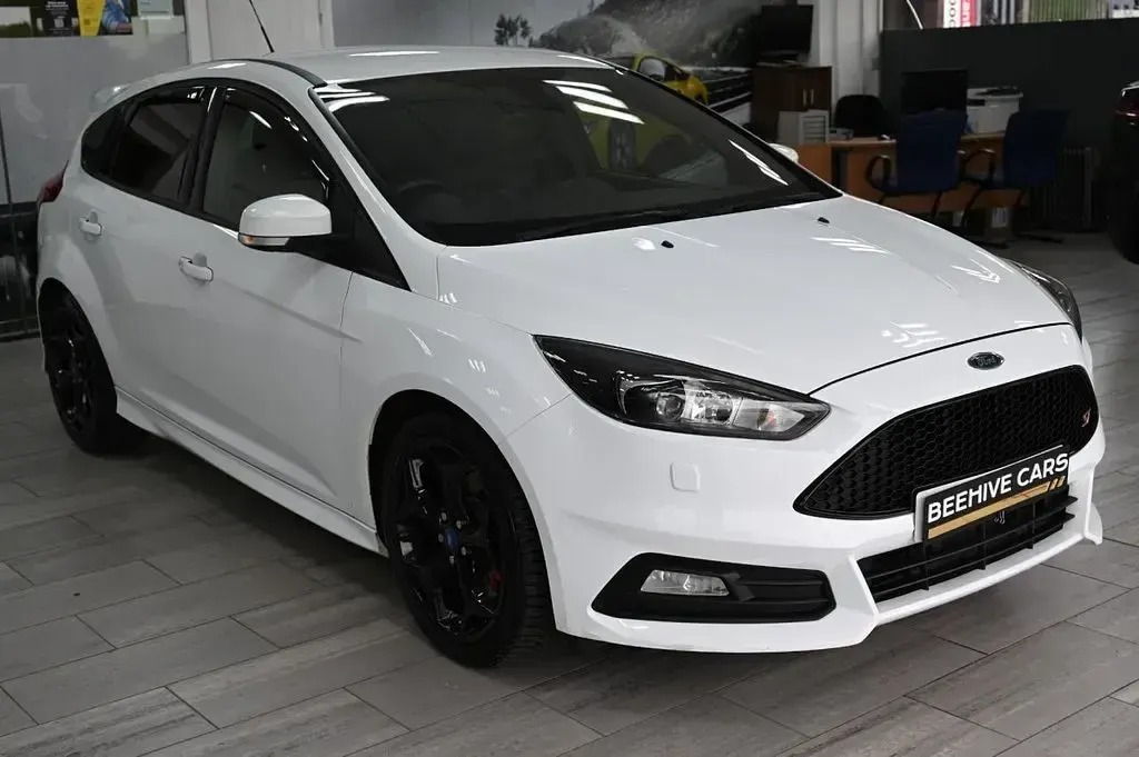 Used Ford Focus ST 185 HP (136 kW) 2015 White Hatchback