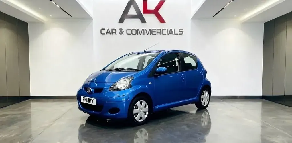 Usado Toyota Aygo 67 CV (49 kW) 2011 Azul Utilitario