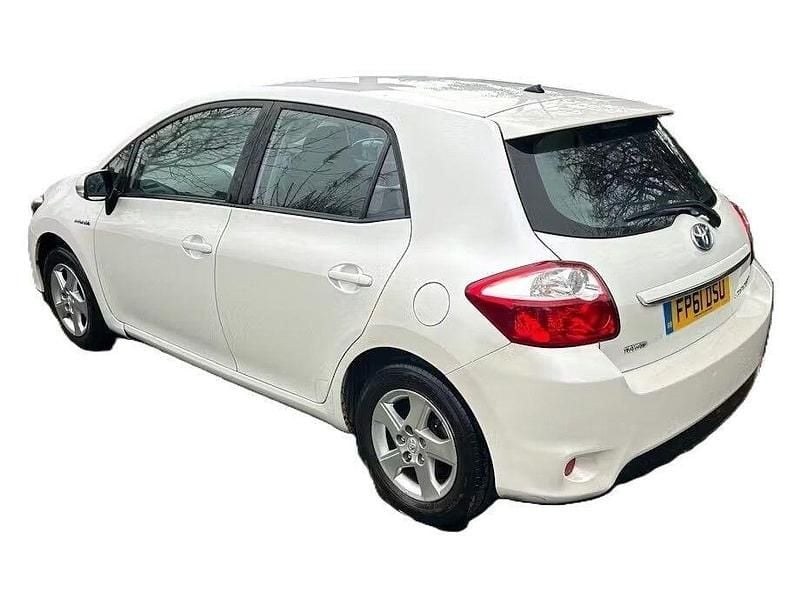 Used Toyota Auris Hybrid T4 136 HP (100 kW) 2011 White Hatchback