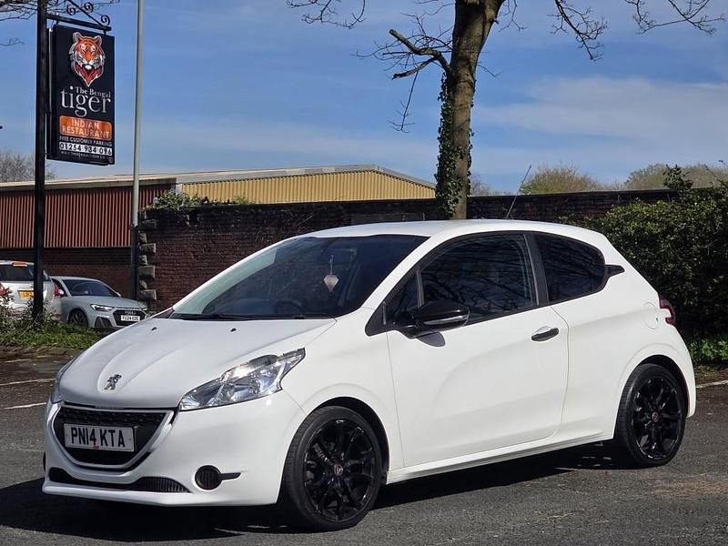 Used Peugeot 208 Access 68 HP (50 kW) 2014 White Hatchback