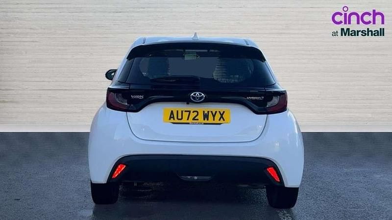 Used Toyota Yaris Hybrid 116 HP (85 kW) 2022 White Hatchback