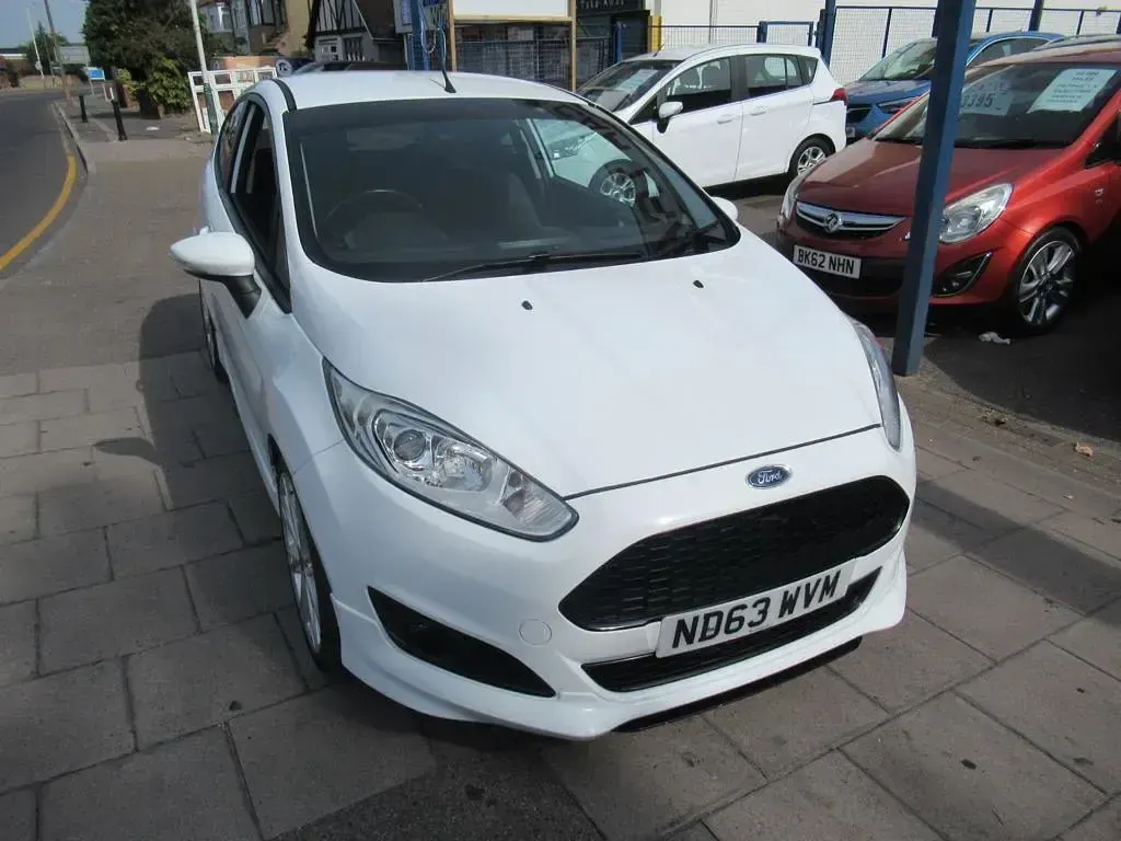 Used Ford Fiesta Zetec 2014 White Hatchback