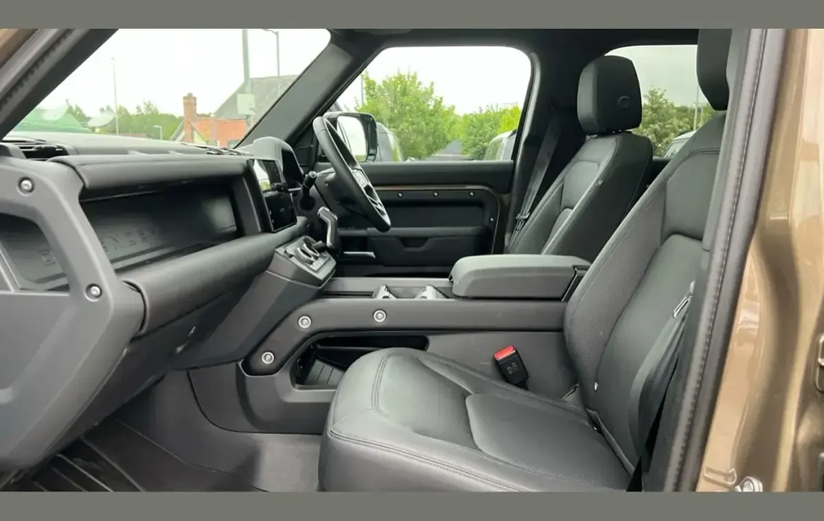 Used Land Rover Defender SE Dynamic 350 HP (257 kW) 2026 Brown SUV