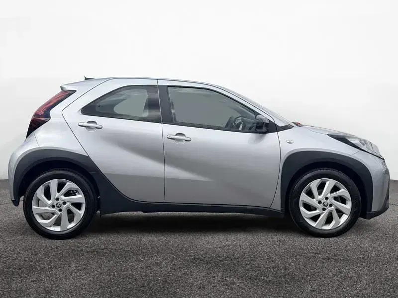 Used Toyota Aygo X PURE 72 HP (52 kW) 2023 Silver SUV