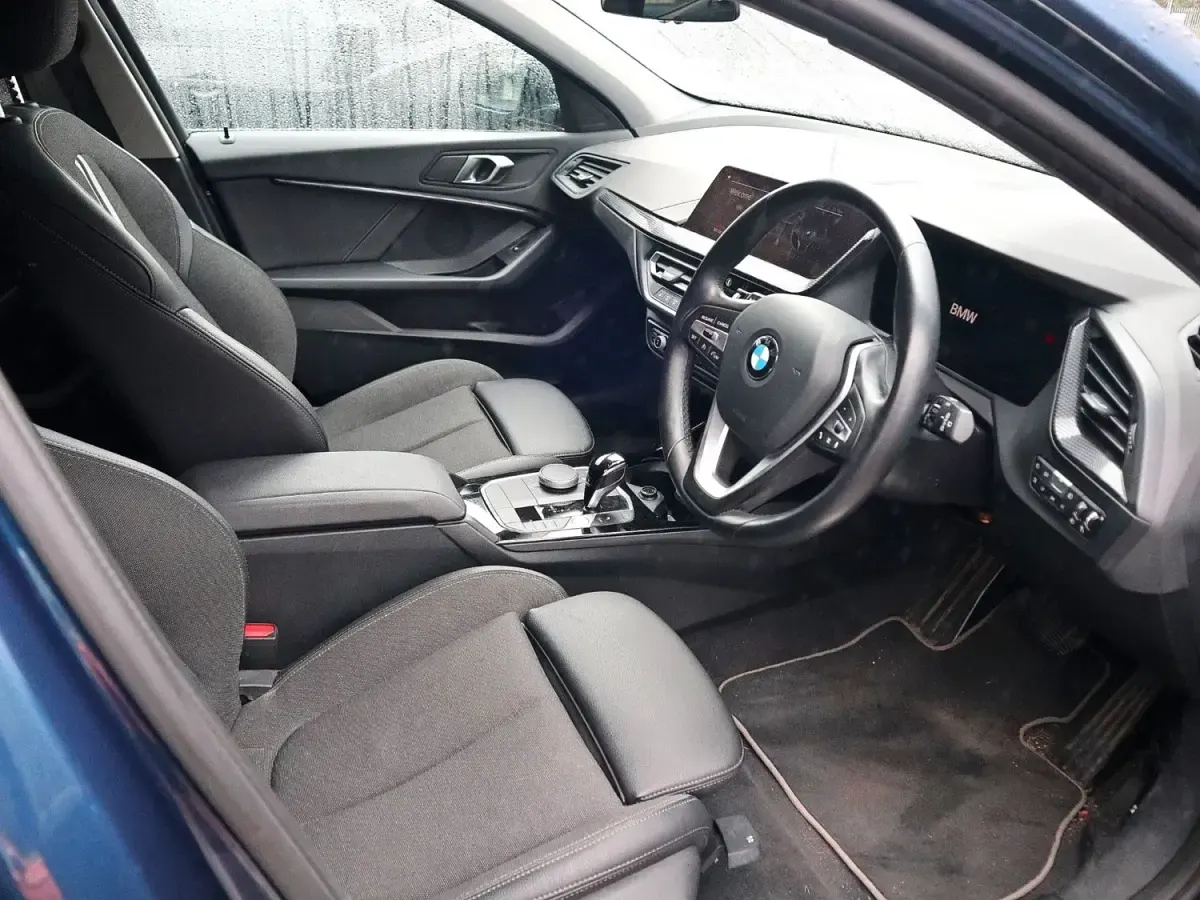 Second-hand BMW 118 Sport Line 2024 Albastru Hatchback