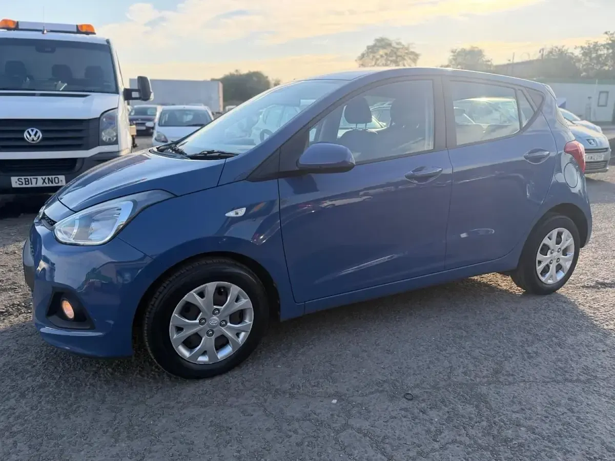 Used Hyundai i10 SE 67 HP (49 kW) 2015 Blue Hatchback