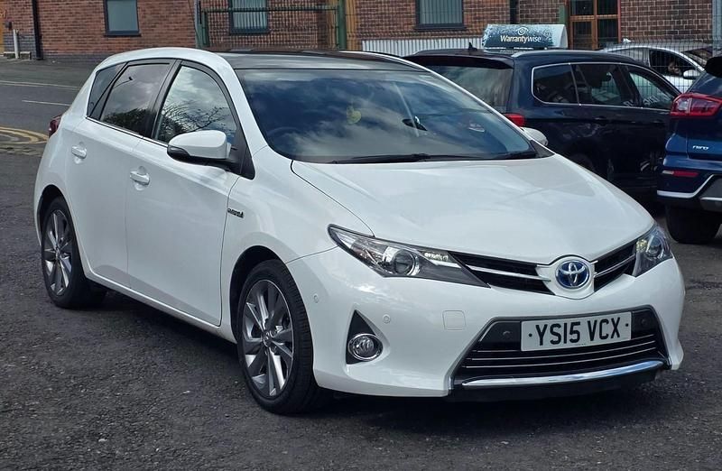 Used Toyota Auris Hybrid 2015 White Hatchback
