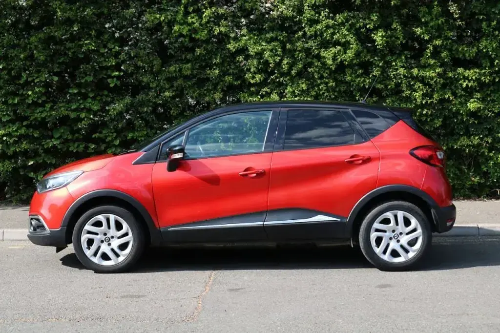 Used Renault Captur Dynamique 90 HP (66 kW) 2017 Red/black SUV
