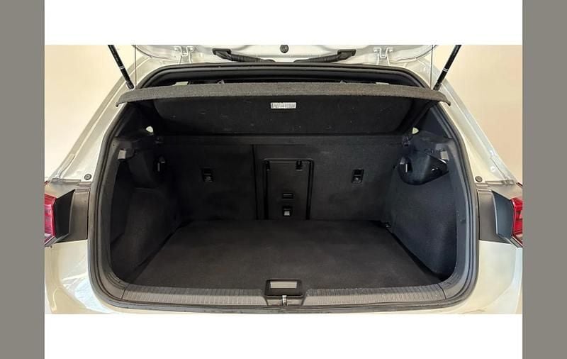 Used VW Golf VIII R-line 147 HP (108 kW) 2023 White Hatchback