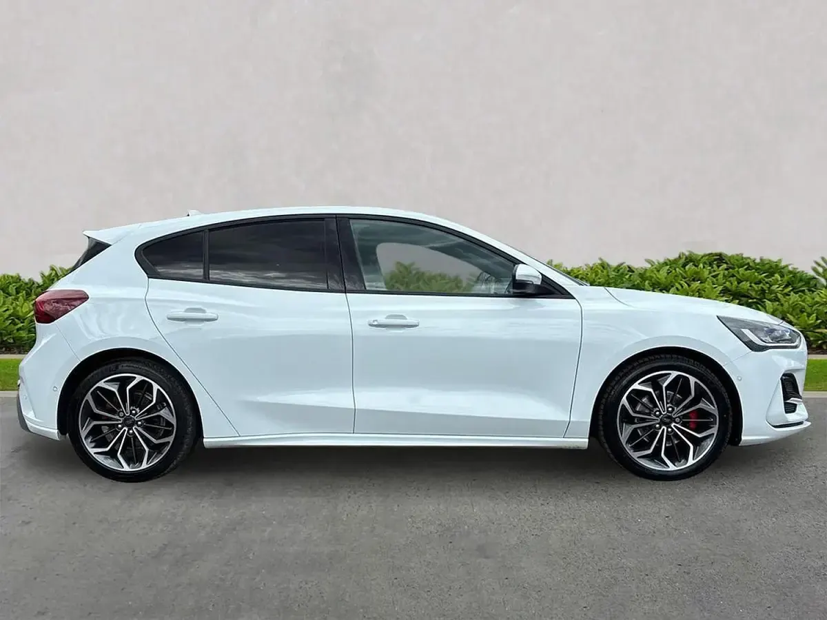 Used Ford Focus ST-Line X 125 HP (91 kW) 2023 White Hatchback