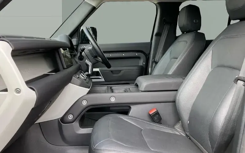 Used Land Rover Defender 249 HP (183 kW) 2023 SUV