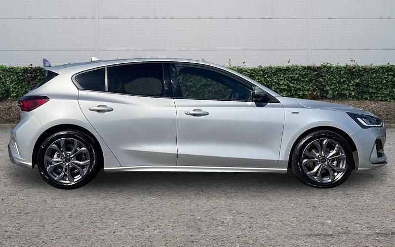 Usado Ford Focus ST-Line 125 HP (91 kW) 2023 Prateado Citadino