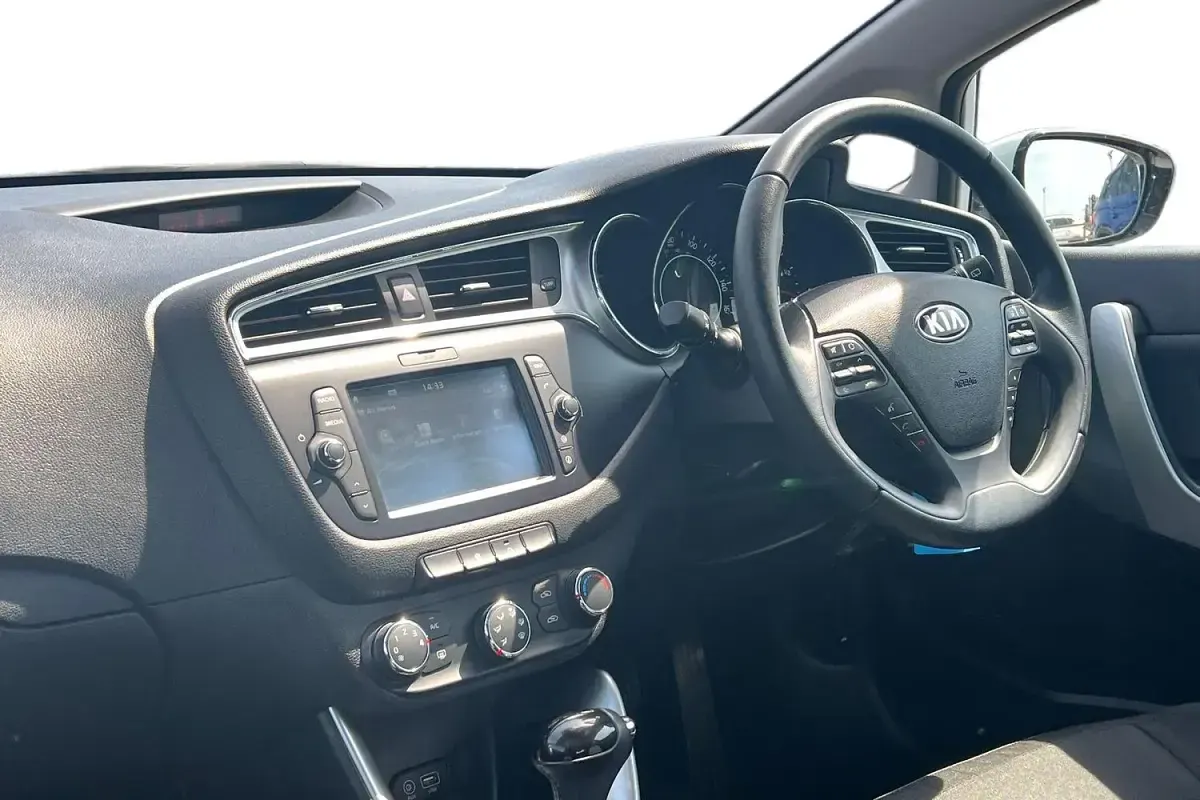 Used Kia ProCeed 136 HP (100 kW) 2018 White Hatchback