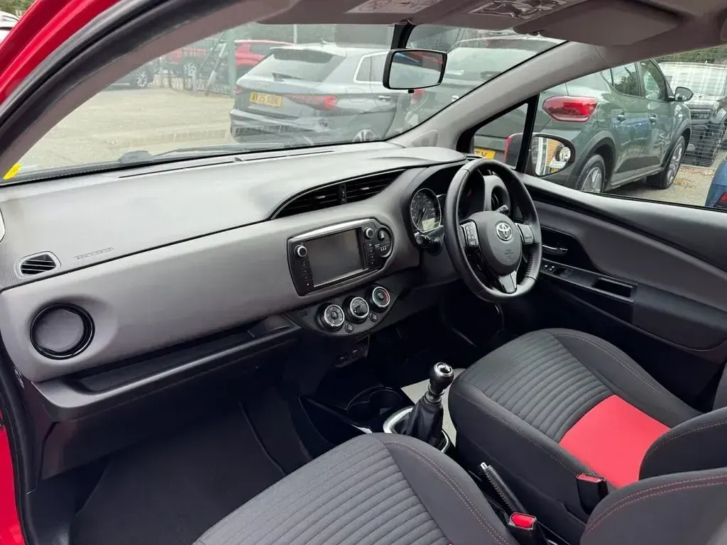 Used Toyota Yaris Sport 99 HP (72 kW) 2015 Red Hatchback