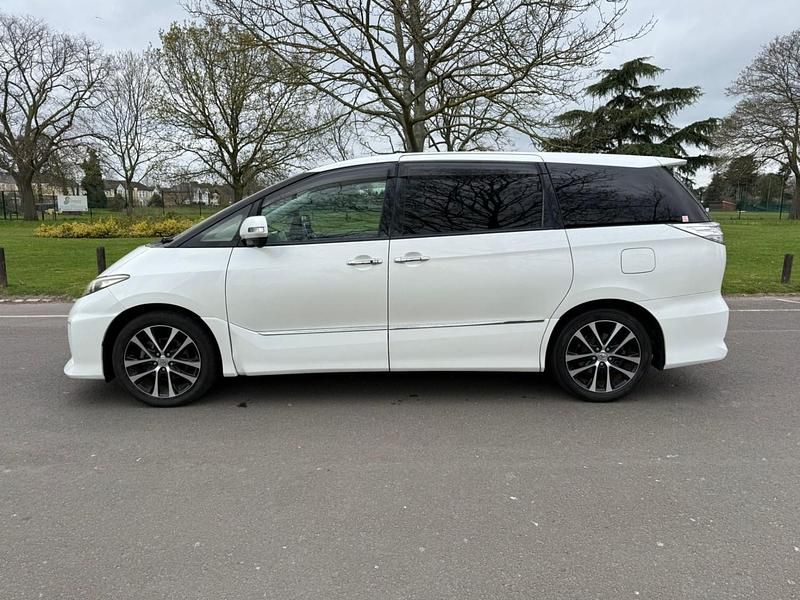 Begagnad Toyota Estima 170 HK (125 kW) 2013 Vit Minibuss