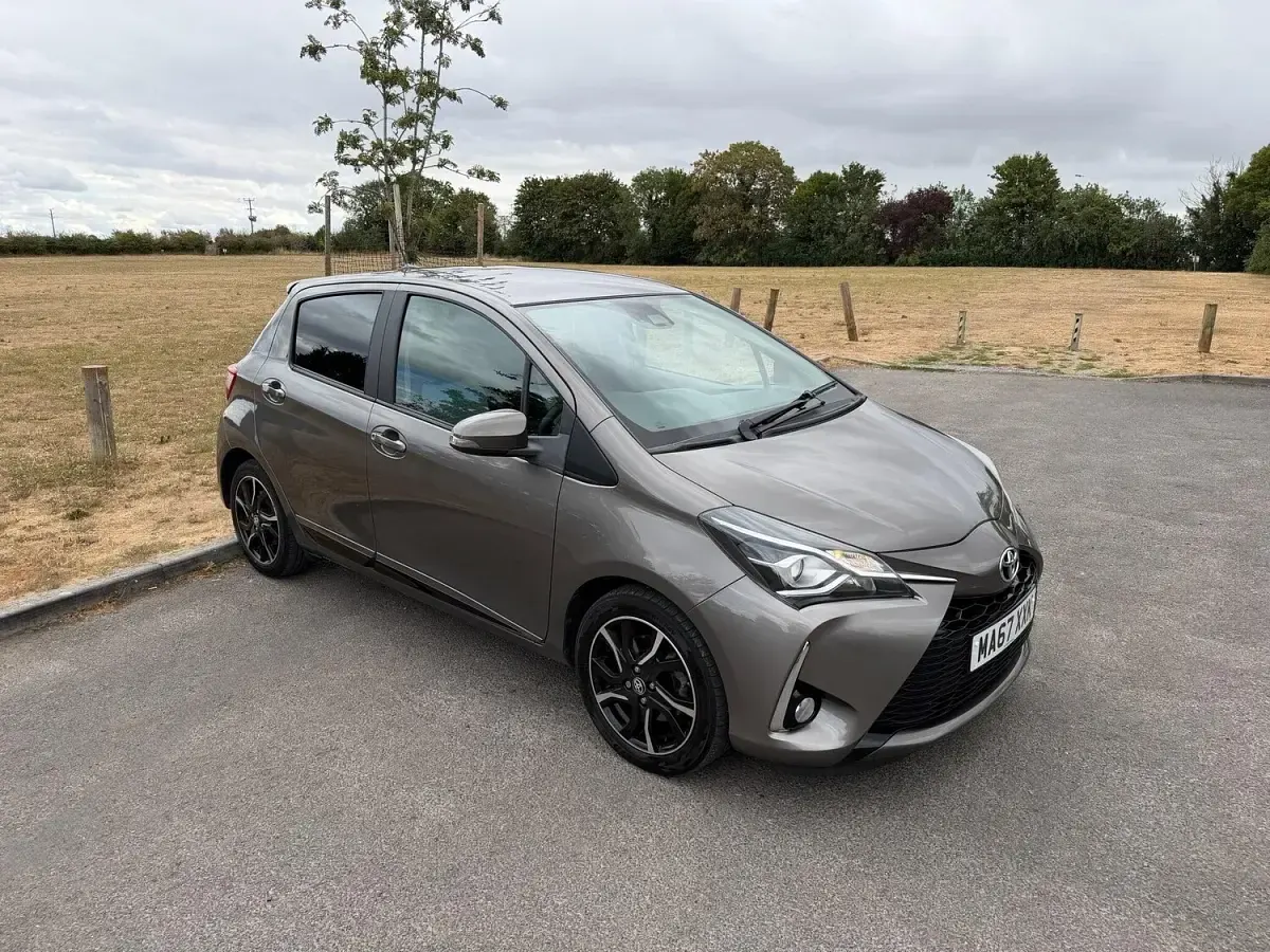 Used Toyota Yaris Design 111 HP (81 kW) 2017 Bronze Hatchback