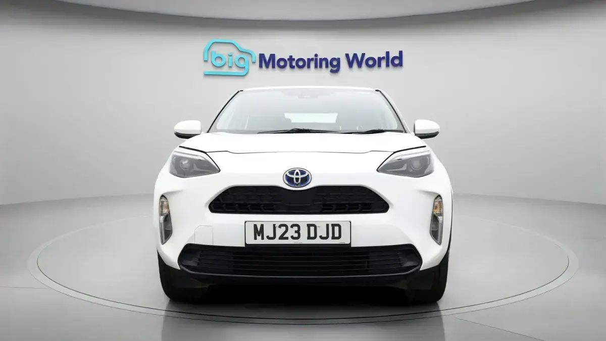 Used Toyota Yaris 114 HP (83 kW) 2023 White Hatchback