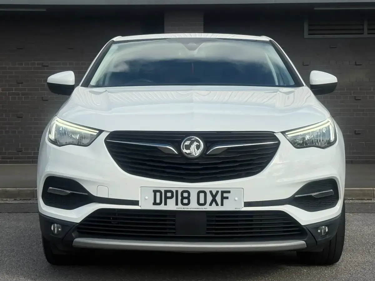 Used Vauxhall Grandland X Sport 130 HP (95 kW) 2018 White SUV