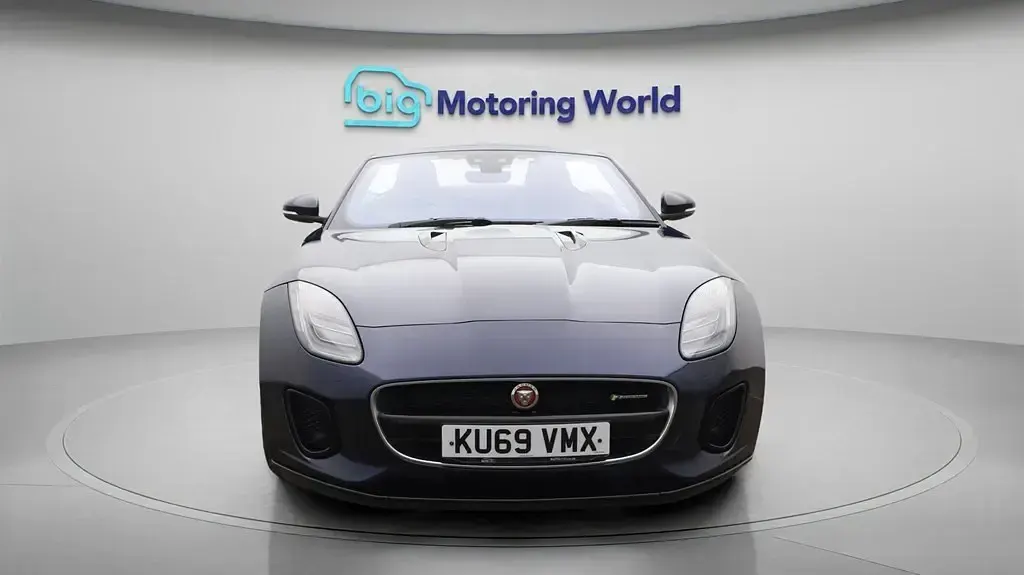 Usado Jaguar F-Type R-Dynamic 300 HP (220 kW) 2019 Azul Cabrios