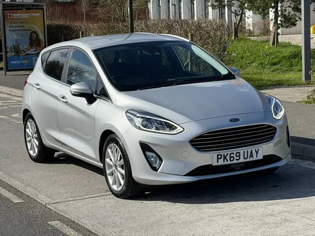 Begagnad Ford Fiesta Titanium 100 HK (73 kW) 2019 Silver Halvkombi