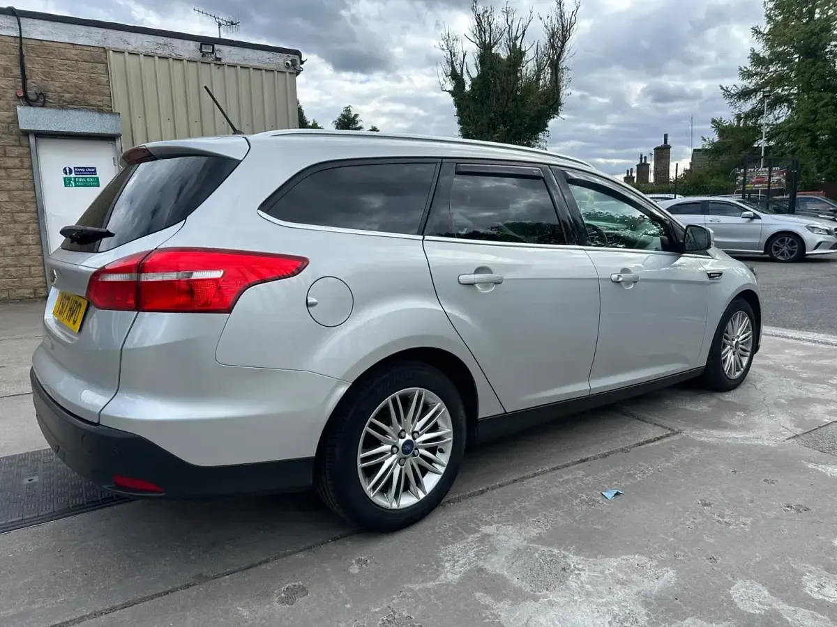Usado Ford Focus Zetec 120 HP (88 kW) 2017 Prateado Carrinha