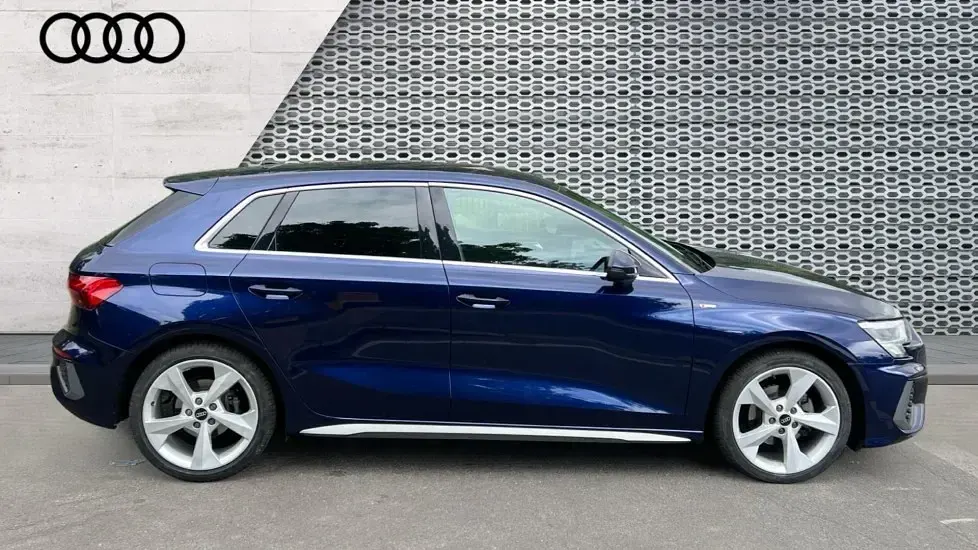 Używany Audi A3 S-Line 150 KM (110 kW) 2023 Niebieski Sedan/Limuzyna