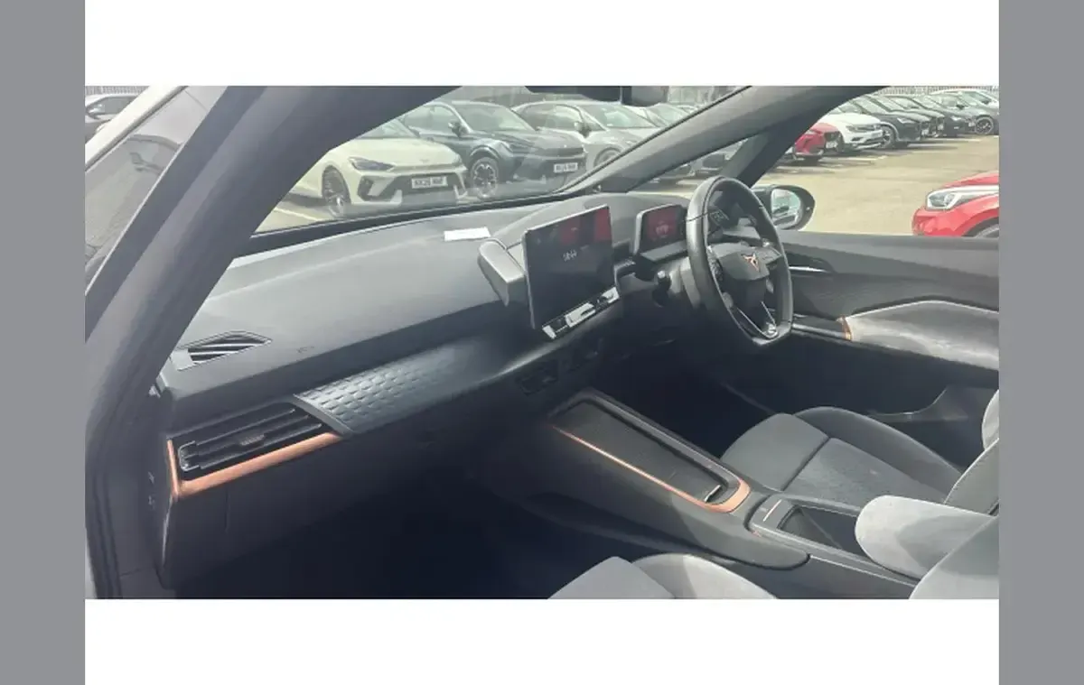Begagnad Cupra Born e-Boost 169 kW (230 HK) 2023 Silver Halvkombi