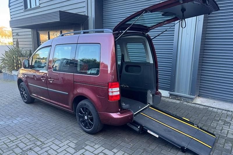 Used 2015 VW Caddy Maxi Life Life MPV | £12,950 (Good price) - Image 1/1