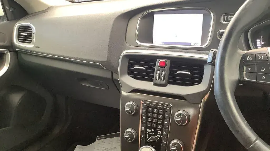Used Volvo V40 SE 2013 White Hatchback
