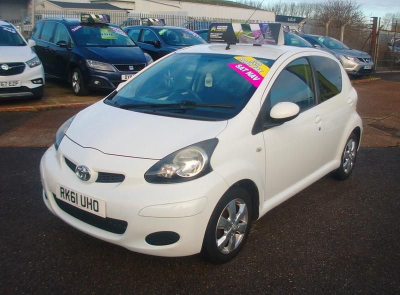 Used Toyota Aygo 67 HP (49 kW) 2011 White Hatchback