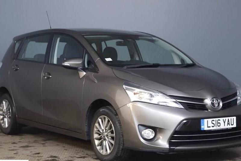 Usado Toyota Verso 132 HP (97 kW) 2016 Castanho Monovolume