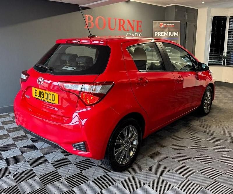 Used Toyota Yaris 72 HP (52 kW) 2019 Red Hatchback
