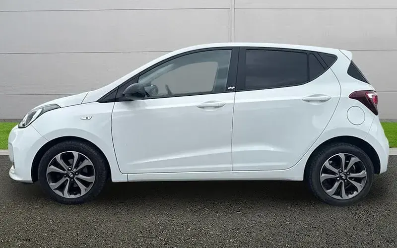 Used Hyundai i10 67 HP (49 kW) 2020 White Hatchback