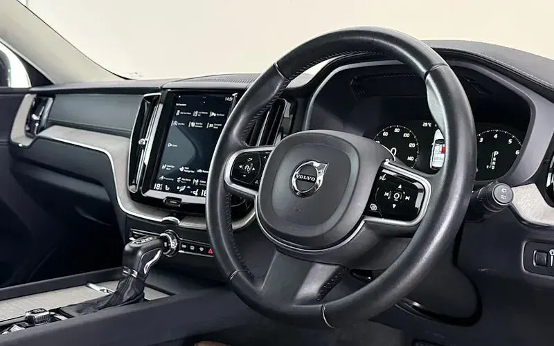 Used Volvo XC60 Inscription 250 HP (183 kW) 2018 Black SUV