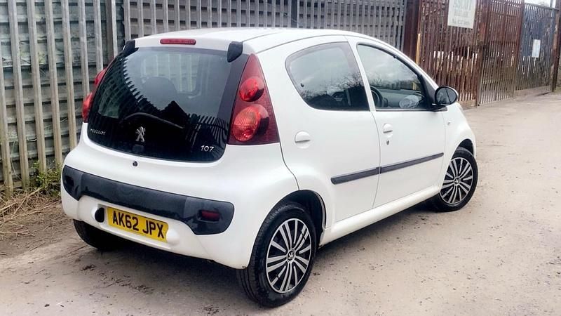 Used Peugeot 107 Active 68 HP (50 kW) 2012 White Hatchback
