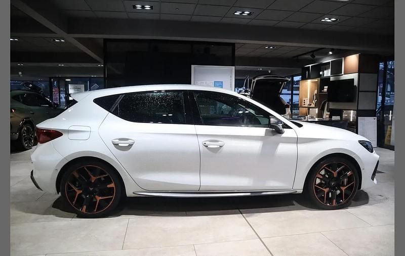 Used Cupra Leon VZ3 267 HP (196 kW) 2025 White Hatchback