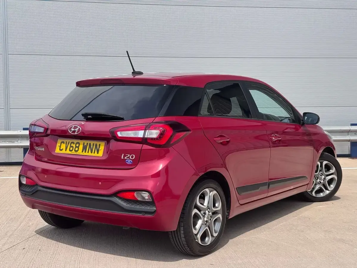 Used Hyundai i20 Premium 84 HP (61 kW) 2018 Red Hatchback