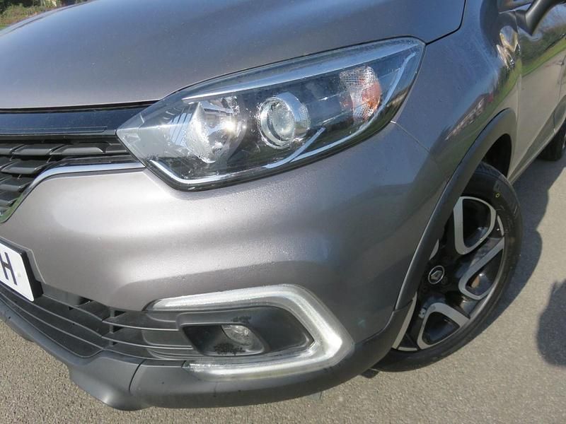 Used Renault Captur Iconic 90 HP (66 kW) 2019 Grey/black SUV