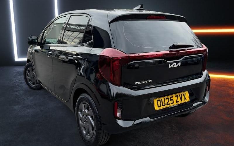 Second-hand Kia Picanto 63 CP (46 kW) 2024 Negru Hatchback