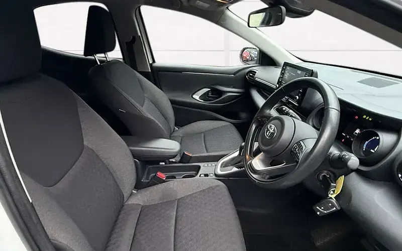 Used Toyota Yaris Design 116 HP (85 kW) 2022 White Hatchback