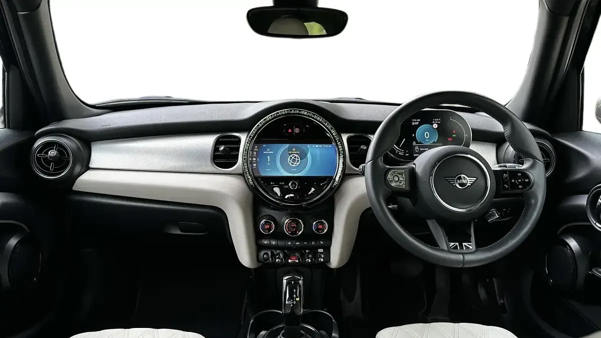 Usado Mini Cooper Exclusive 134 HP (98 kW) 2023 Preto Citadino