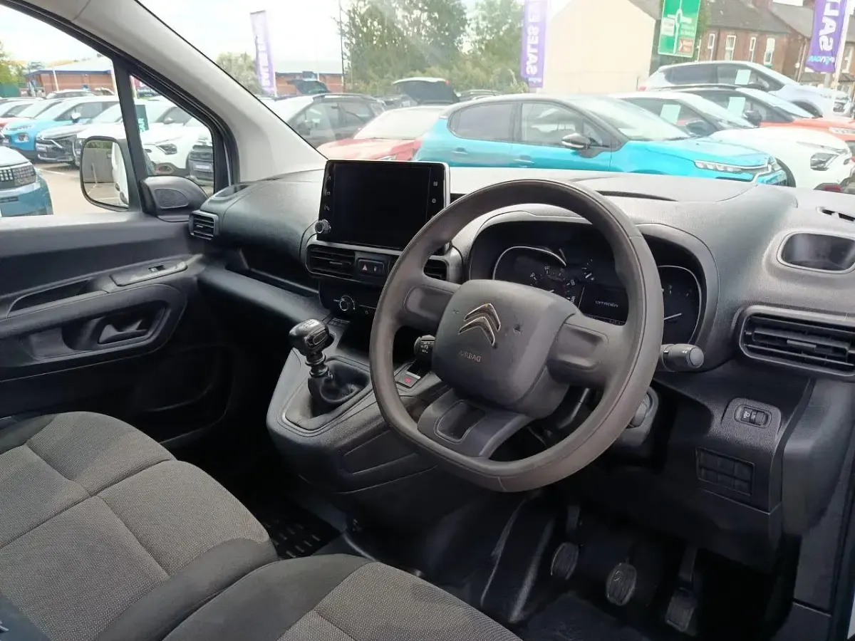 Used Citroën Berlingo 99 HP (72 kW) 2022 White MPV