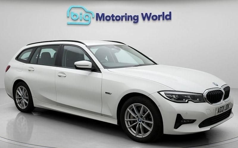 Used 2022 BMW 330e Estate | £19,000 (Good price) - Image 1/4