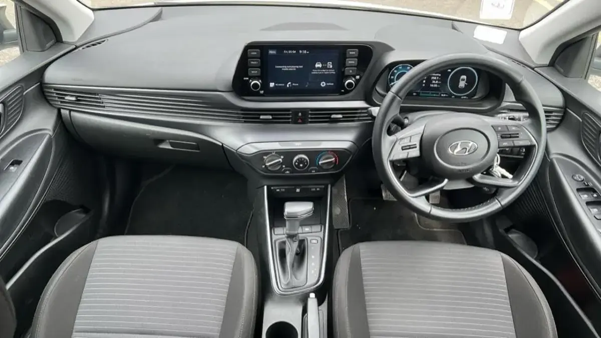 Used Hyundai i20 SE 99 HP (72 kW) 2023 White Hatchback